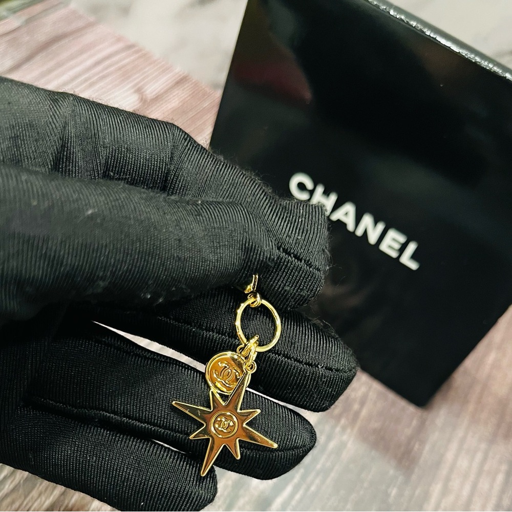 ✨ CHANEL Star & CC Charm Pendant — A Little Piece of Parisian Magic - Picture 4 of 5
